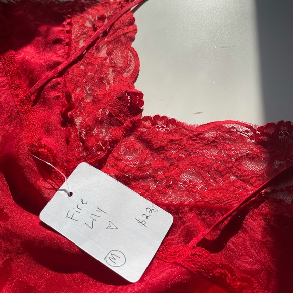 Red lace cropped shirt, size small fits big, in great condition never worn - Picture 4 of 4